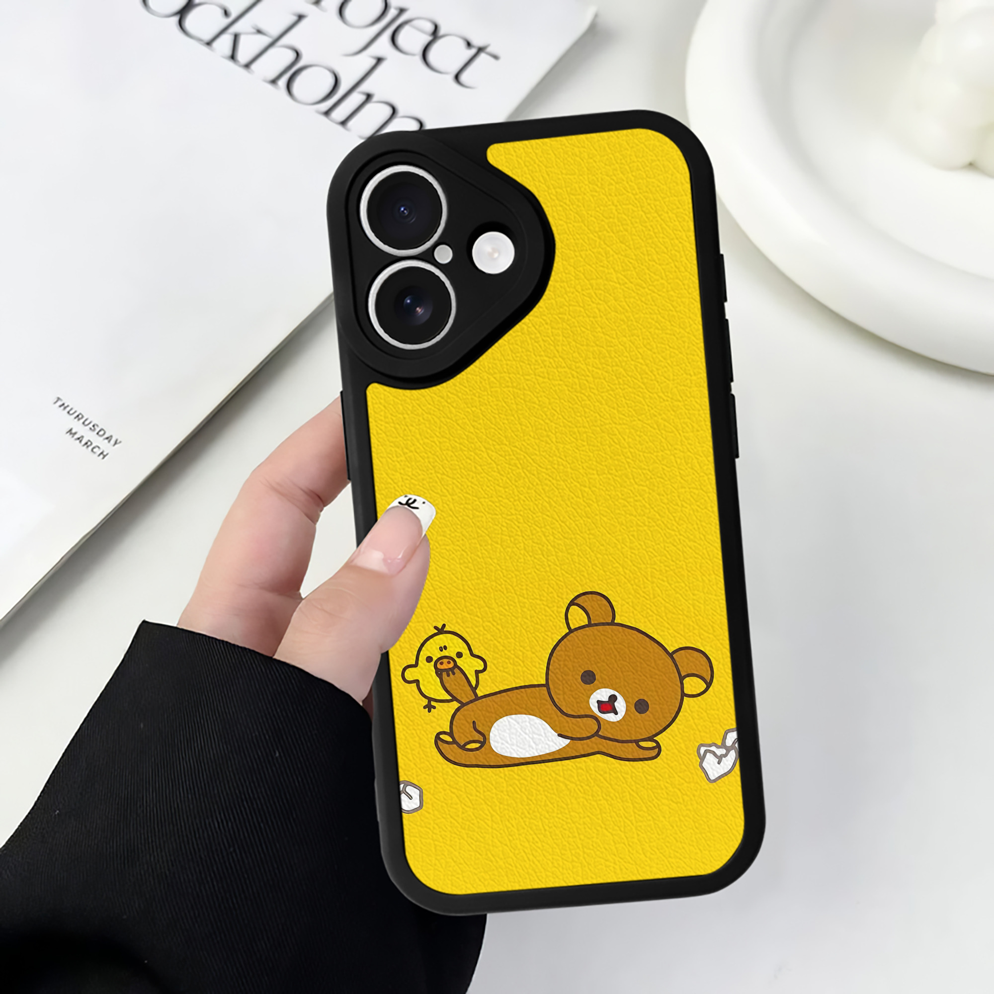 （画像用） リラックマ リラックマ キイロイトリ Rilakkuma Korilakkuma Kiiroitori 【iPhone 16シリーズ対応】シリコンスマホケース（レザー調） 材質：シリコン